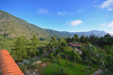 Blick von der Tachterrasse des Gstehauses ber das Anwesen