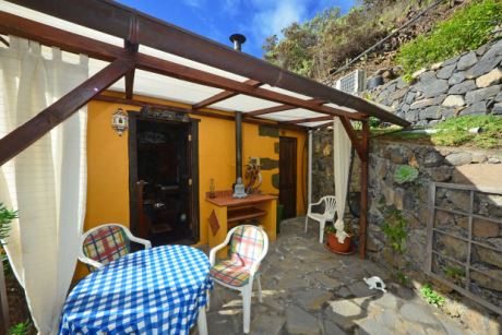 �berdachte Terrasse an der Ostseite des Hauses