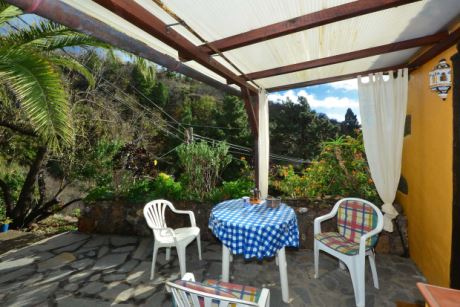 �berdachte Terrasse an der Ostseite des Hauses