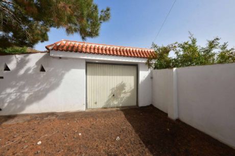 Zweite Garage am Nordende des Grundst�cks mit separater Zufahrt
