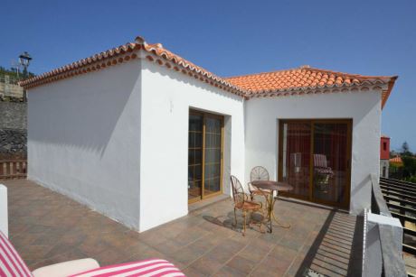Gro�z�gige Terrasse mit sch�nem Meerblick