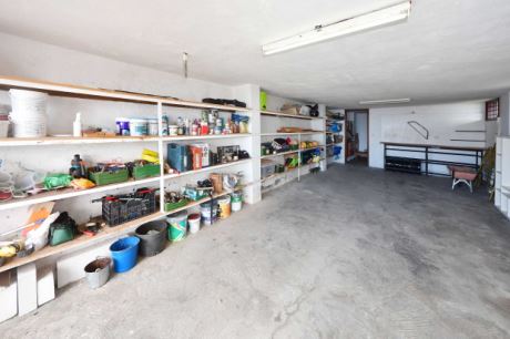 EG sehr groe Garage / Werkstatt