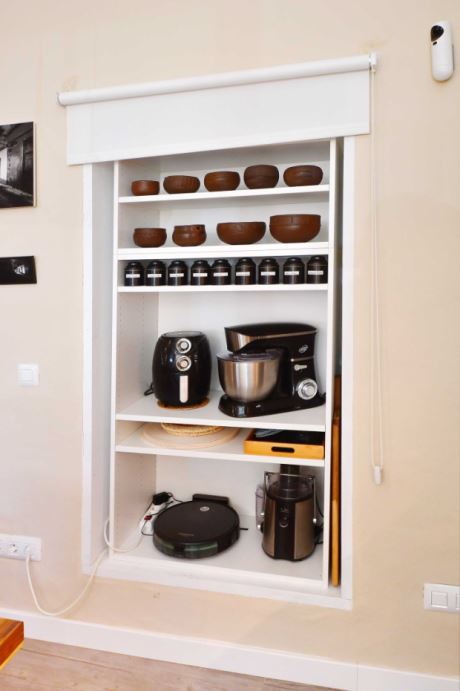 EG Wohnkche verdecktes Gerteregal, voll ausgestattet