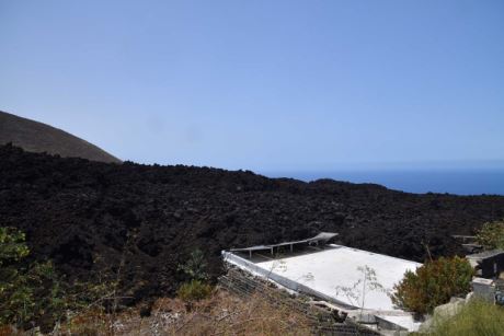 Einfahrt, ehemaliger Wassertank mit PV-Anlage