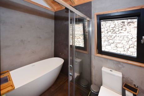 Bad 1 on suite, Badewanne und Dusche