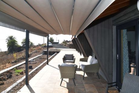 Flexibel beschattete Terrasse mit Vertikaljalousie