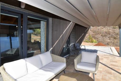 Flexibel beschattete Terrasse mit Vertikaljalousie
