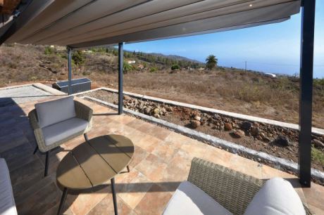 Flexibel beschattete Terrasse mit Vertikaljalousie