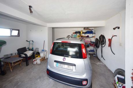 Groe Garage mit Werkstattbereich