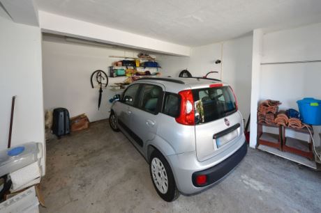 Groe Garage mit Werkstattbereich