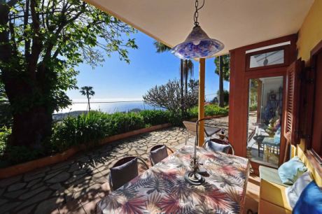 �berdachte Terrasse mit Meerblick