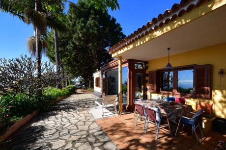 �berdachte Terrasse mit Meerblick