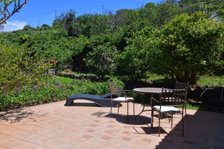 Hauptterrasse mit Garten