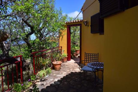 Westterrasse mit Durchgang zur Hauptterrasse