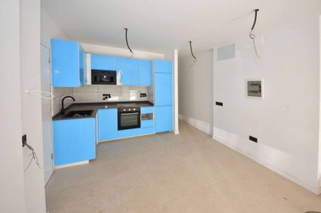 Wohnkche, Kchenmbel sind wei, das hellblau ist nur die Schutzfolie!