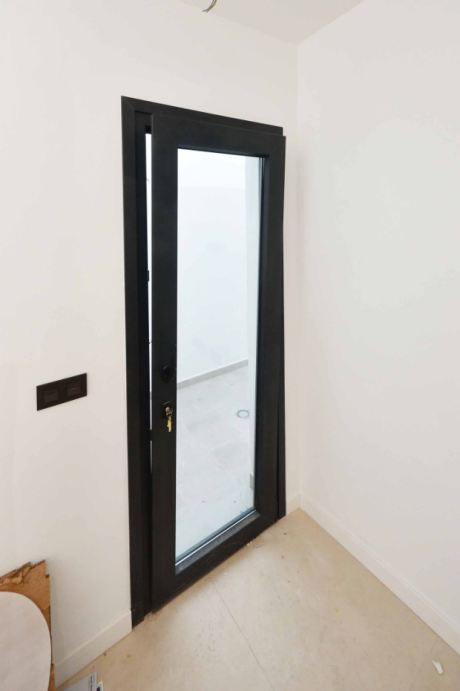 Schlafzimmer 2, Zugang zum Patio (Innenhof)