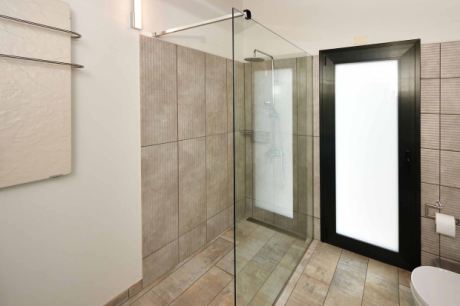 Badezimmer mit bodengleicher Dusche