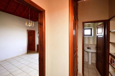 OG Durchgang zum Schlafzimmer 1 und Gäste-WC