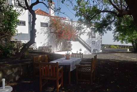 Baumbeschatteter Essplatz