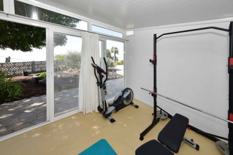 Sportraum mit hochwertigen Sportgerten