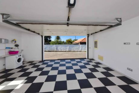 Garage/Hauswirtschaftsraum/Werkstatt mit zugang zum Wohnhaus