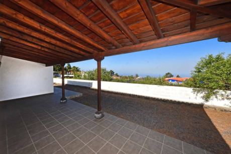 �berdachte Westterrasse