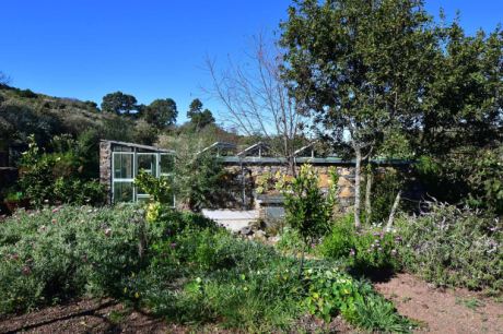 Wassertank mit PV-Anlage und Gew�chshaus