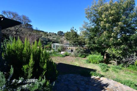 Blick vom Haupthaus auf Gew�chshaus und Wassertank