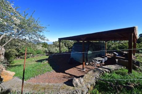 2. Carport f�r bis zu 2 Wohnwagen (Wohnwagen nicht im Kaufpreis inbegriffen)