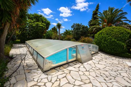 Ganzjahres-Pool mit zusammenschiebbarer Einhausung