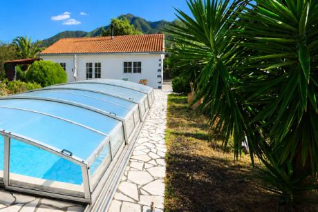 Ganzjahres-Pool mit zusammenschiebbarer Einhausung