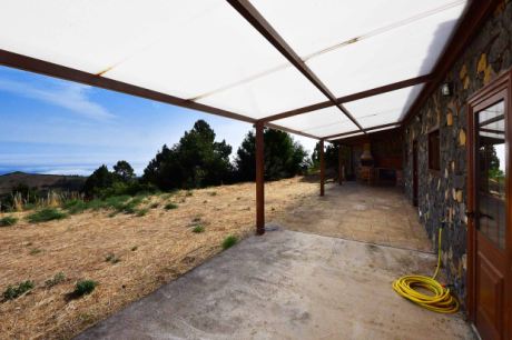 Unteres Wohnhaus mit gro�er, �berdachter Terrasse