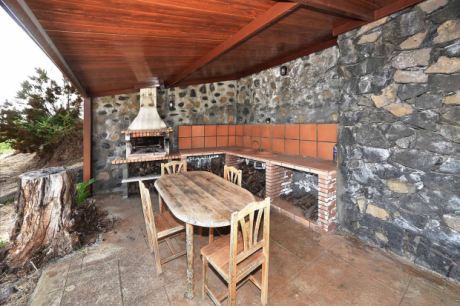 Unteres Wohnhaus mit gro�er, �berdachter Terrasse und Aussenk�che