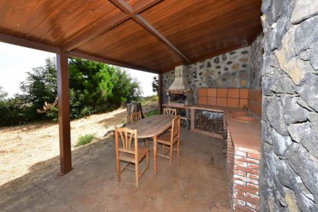 Unteres Wohnhaus mit gro�er, �berdachter Terrasse und Aussenk�che