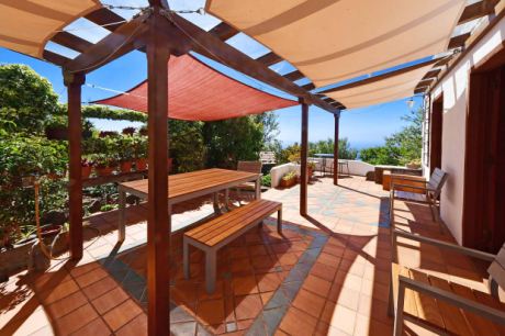 Haupthaus teil�berdachte Terrasse