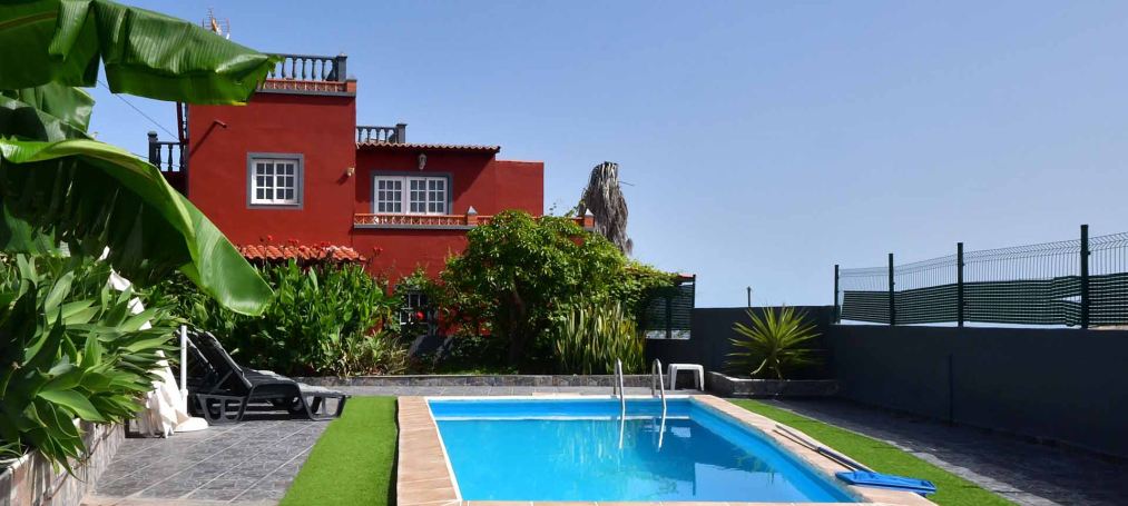 Gro�es, zweigeschossiges Wohnhaus mit Pool und Meerblick